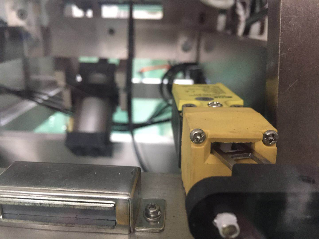 420mm Film Width Vertical Form Fill Seal Peanuts Pouch Packing Machine With PLC